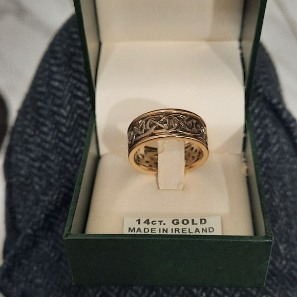 Fadō Celtic 14kt Gold Wedding Band, Size 9 - Picture 4 of 5